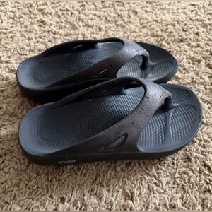 Oofos flip flop sandals. Black M3 W5